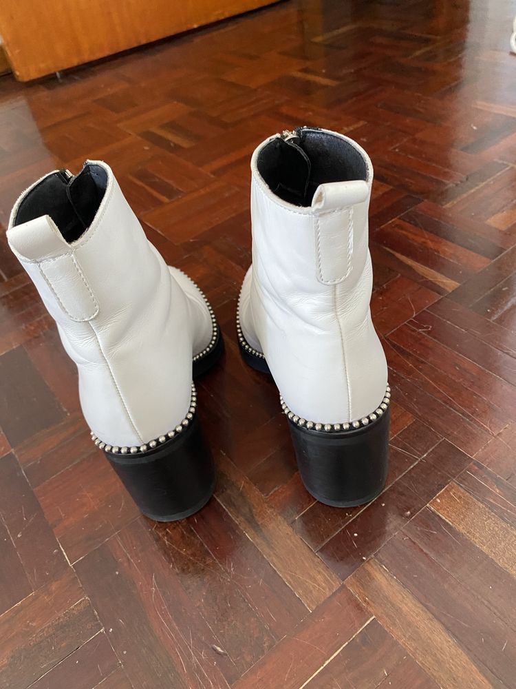 Botas Brancas com fecho