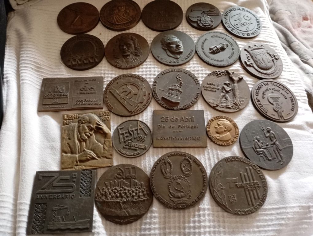 24 medalhas políticas