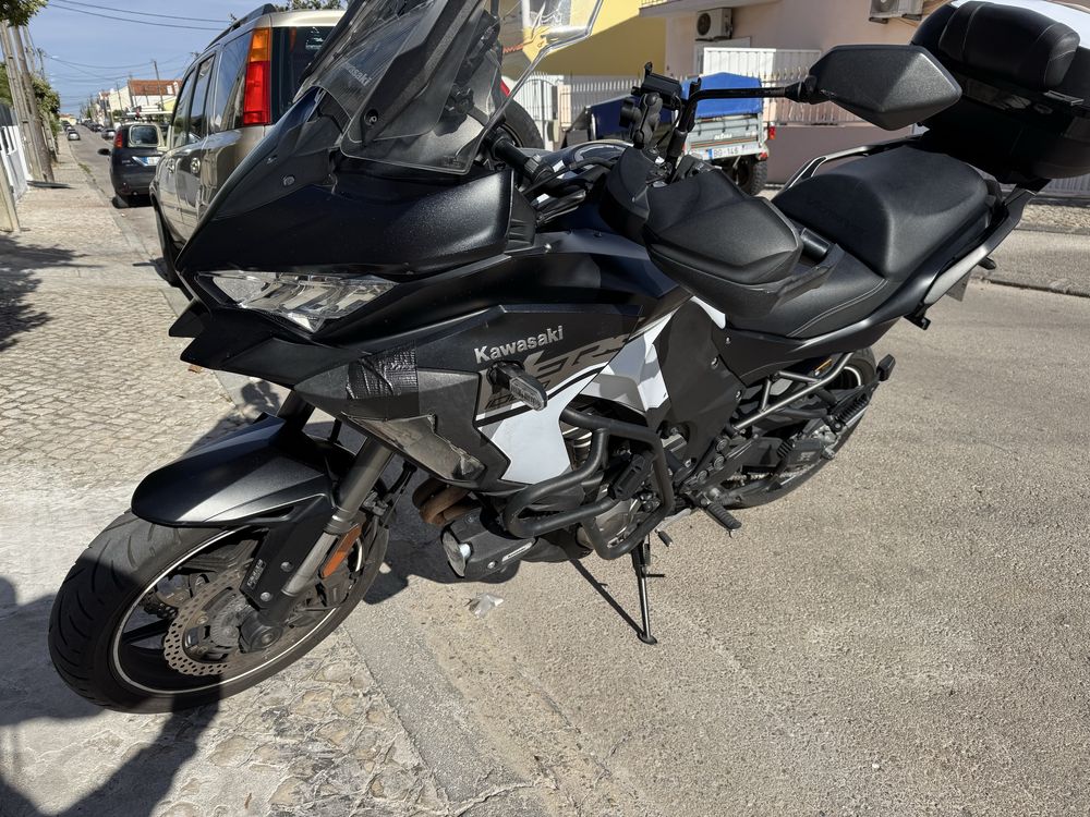 Vendo Kawasaki preta e branca , mota com revisoes srmpre feitas na M.