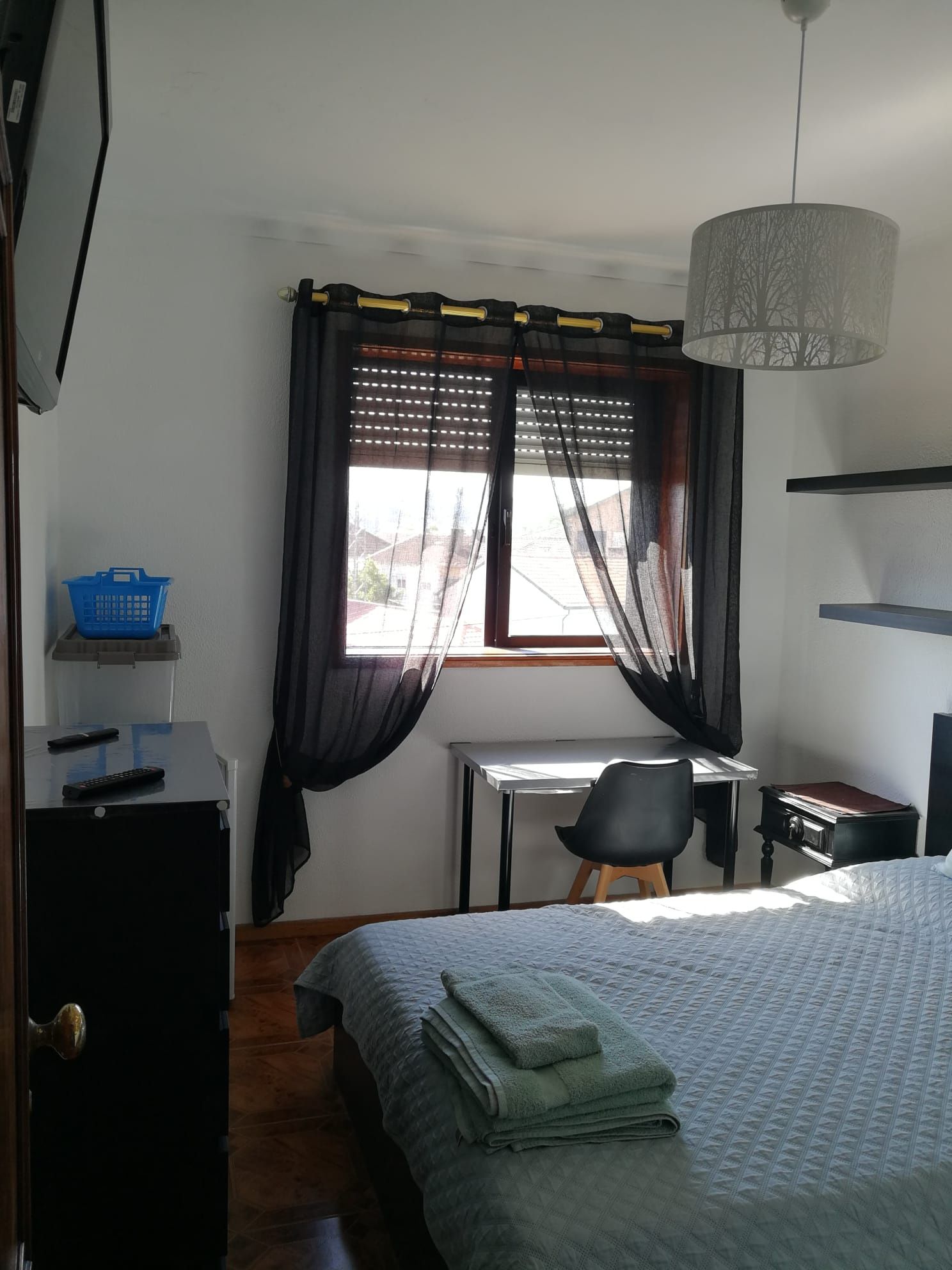Alugo quarto privado
