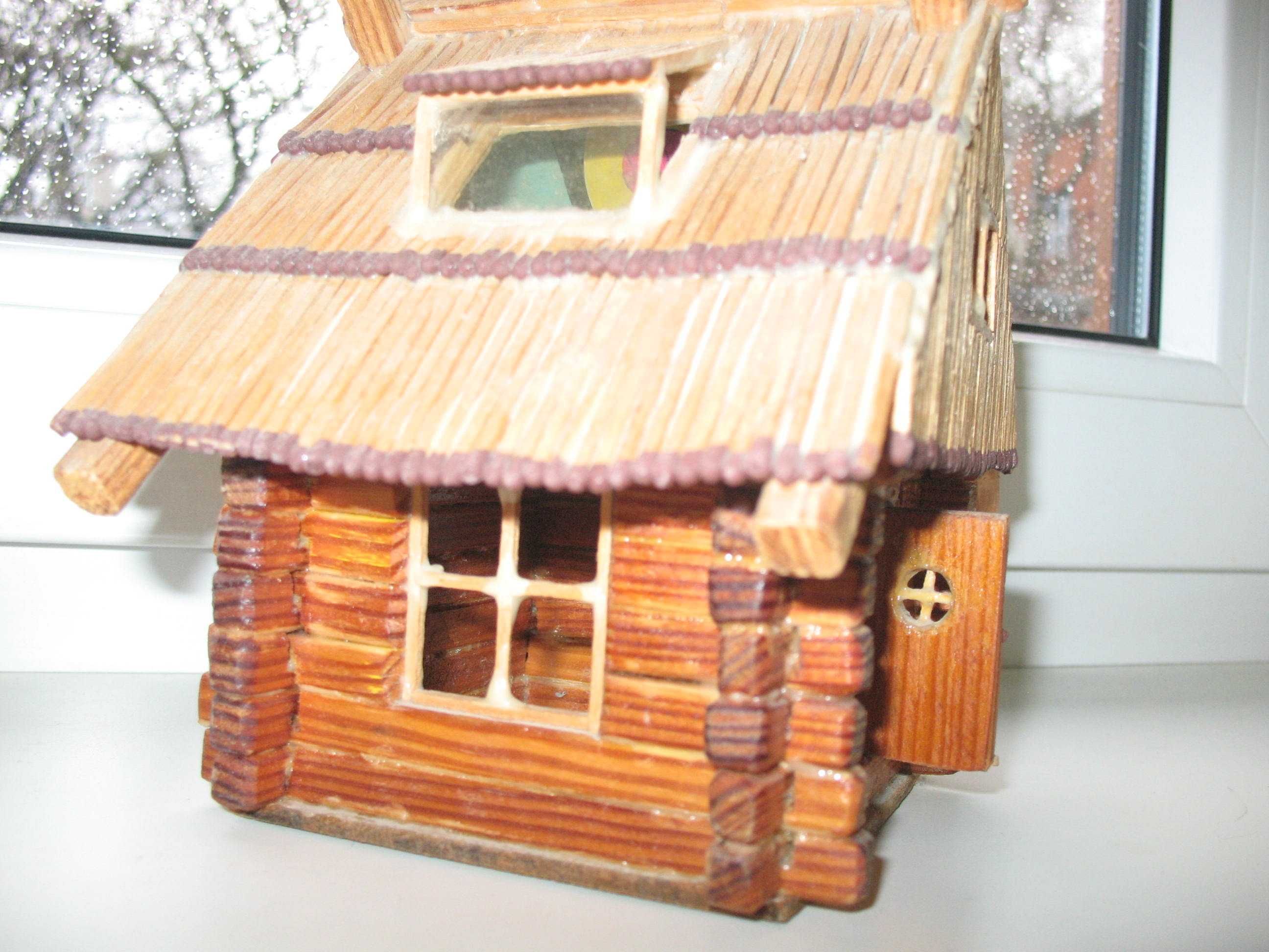 Domek z drewna i z zapałek