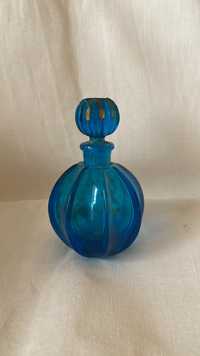 Frasco de perfume em vidro azul