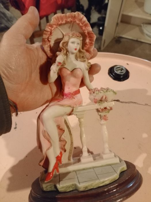 Estatueta em porcelana