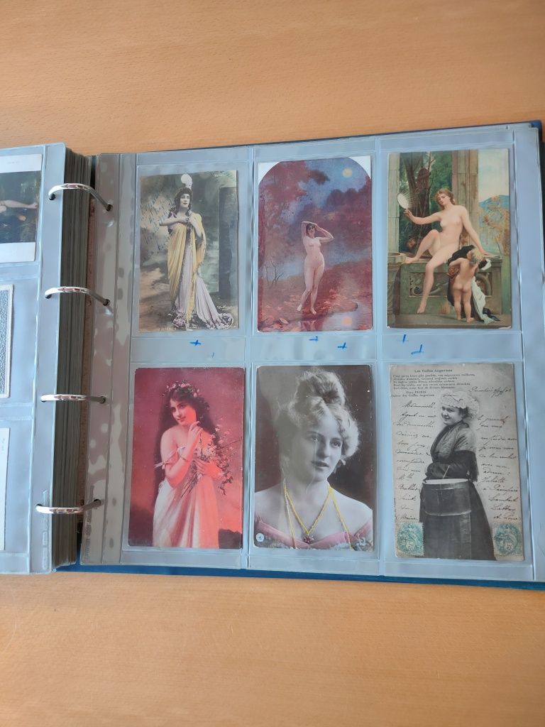 Álbum com 300 postais antigos românticos e de crianças.