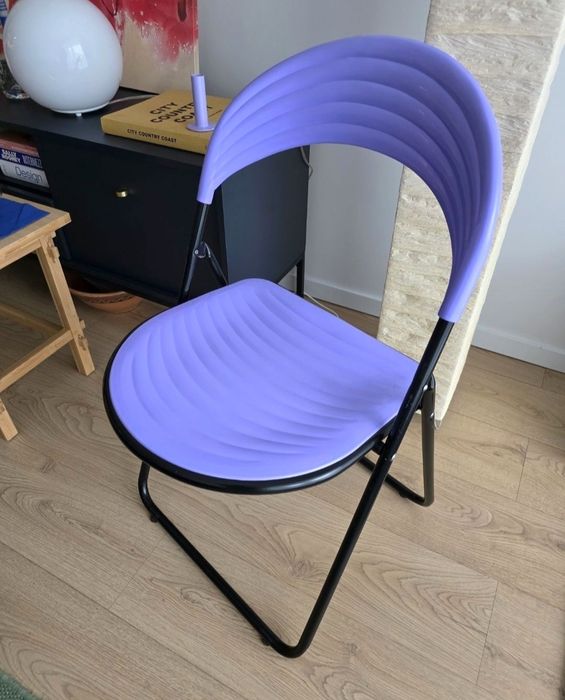 Składane krzesło vintage Memphis fioletowe GP Studio włoskie świecznik