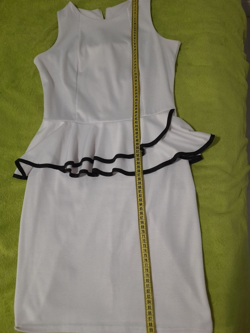 Платье. Білосніжна сукня з баскою