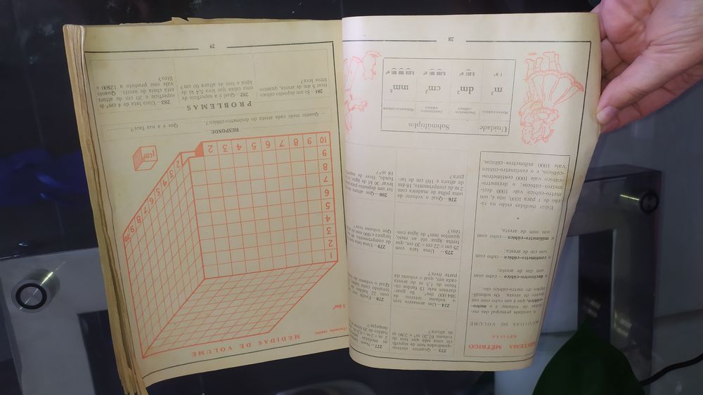 Manual antigo de matemática com mais de 70 anos