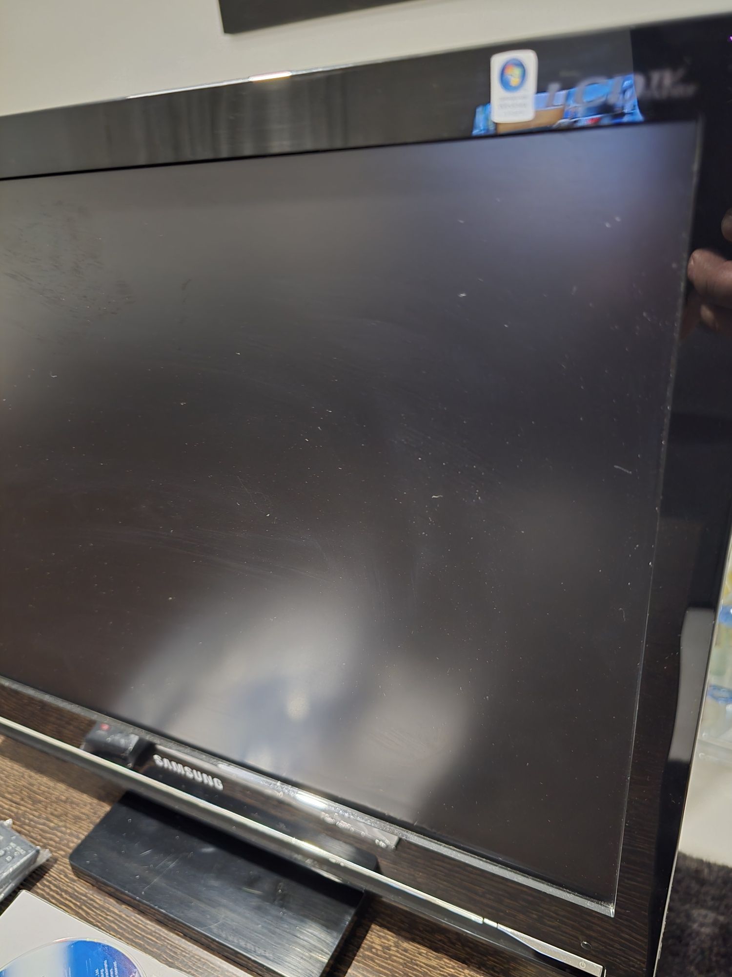 Vendo  duas  tv  está  a trabalhar