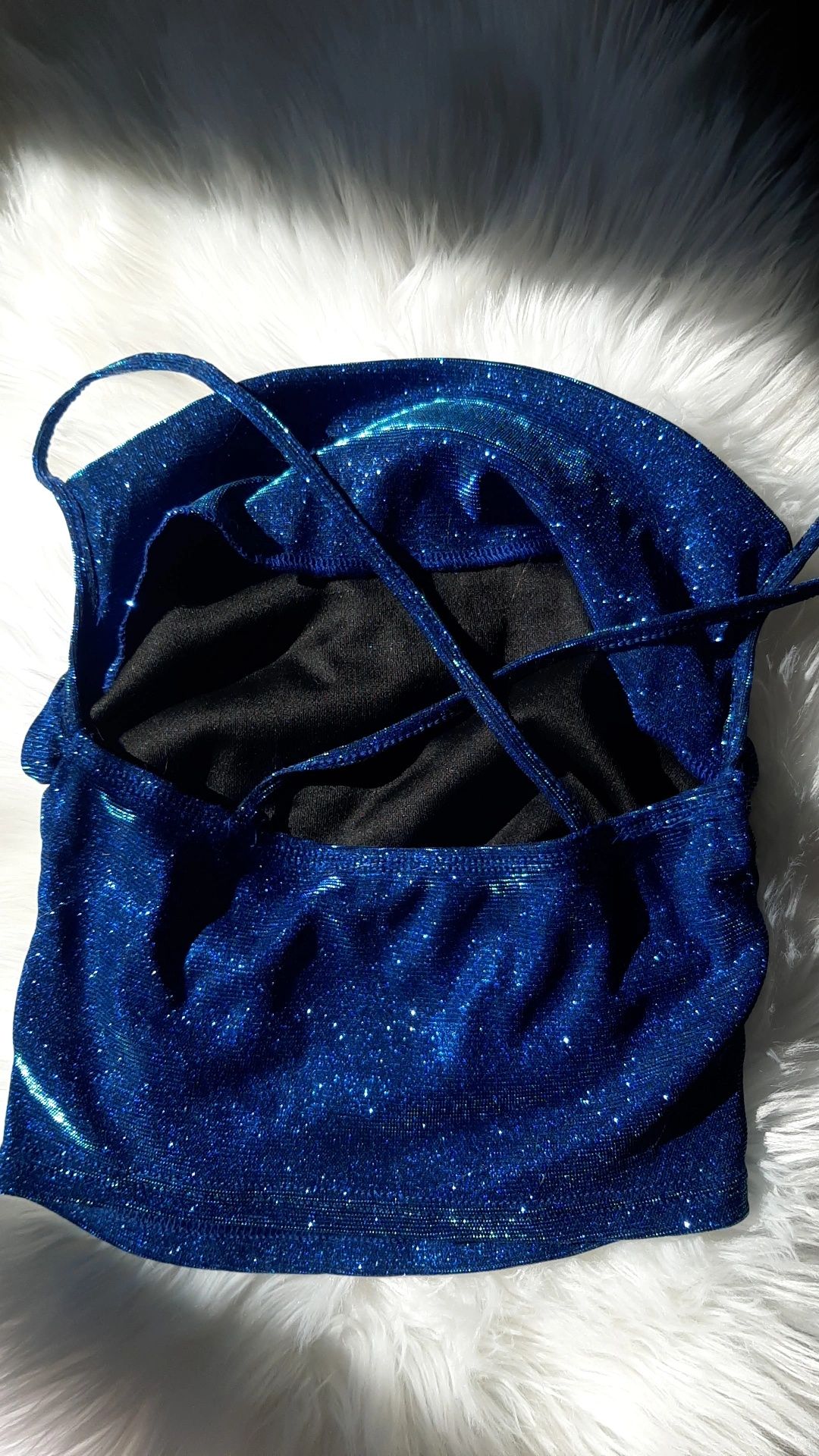 Top azul com brilhantes