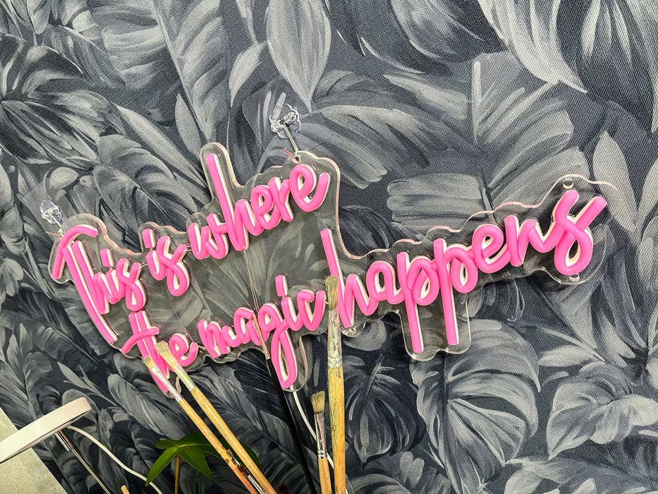 Неоновая вывеска “This is where the magic happens”