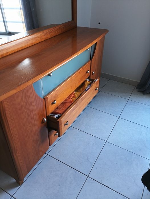 Aparador e mesa de apoio.