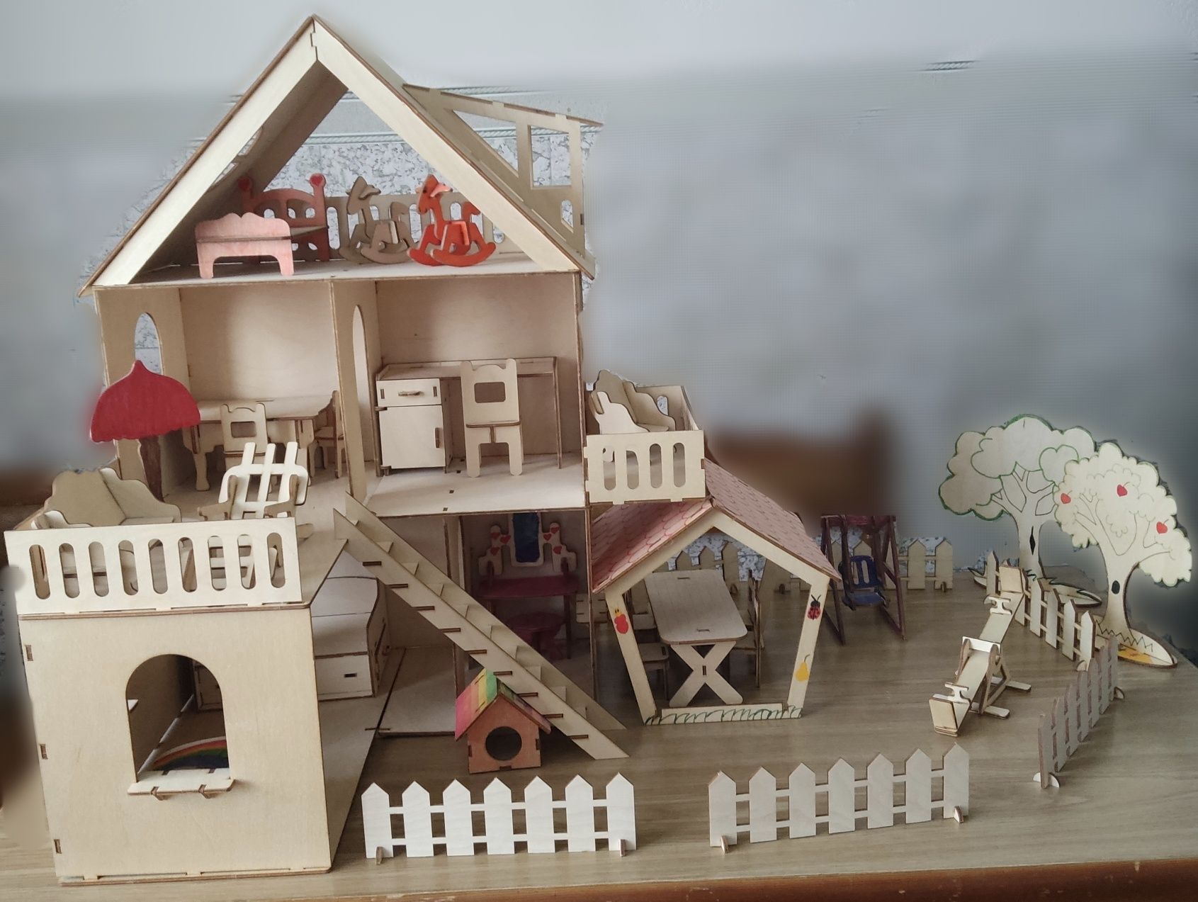 Дерев'яний будинок для ляльок