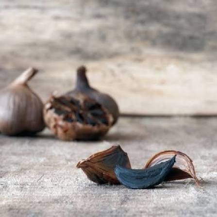 Czarny czosnek, całe główki.