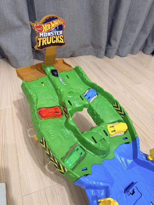 Трек Хотвілс Hot Wheels Monster Trucks Wreckin Raceway (HGV12/HJG32)