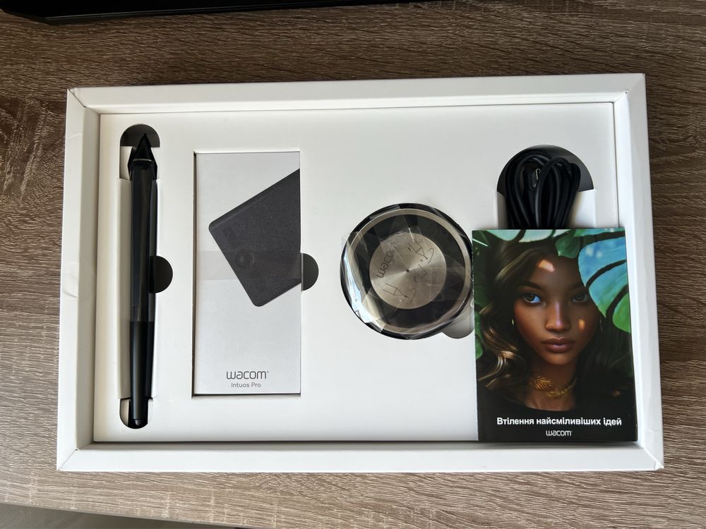 Графічний планшет Wacom Intuos Pro S