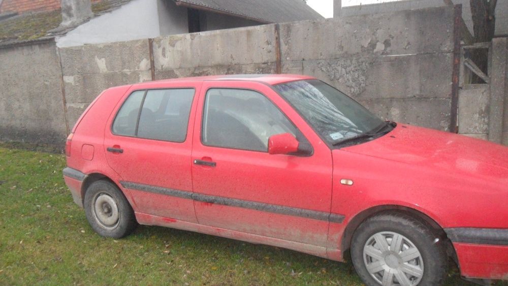 Volkswagen Golf III,1,8 benzyna,5 drzwi,hak,czerwony,na części