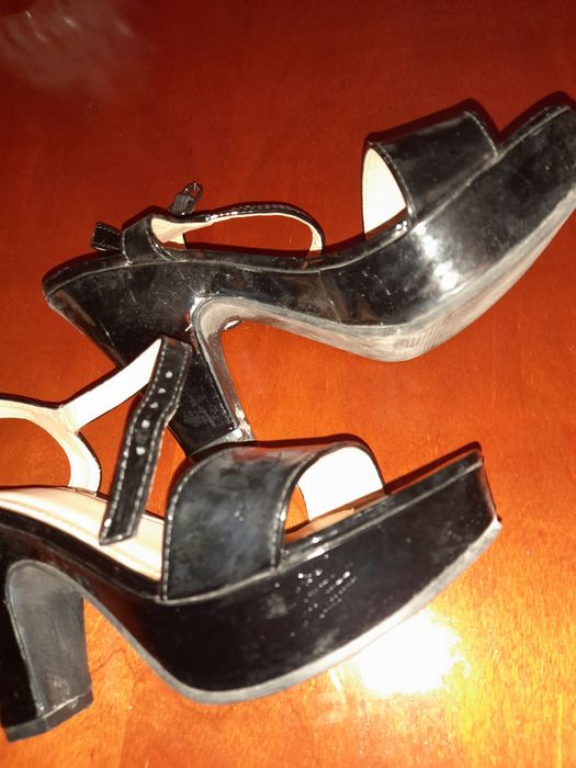 Sapatos verniz com salto e sola compensado