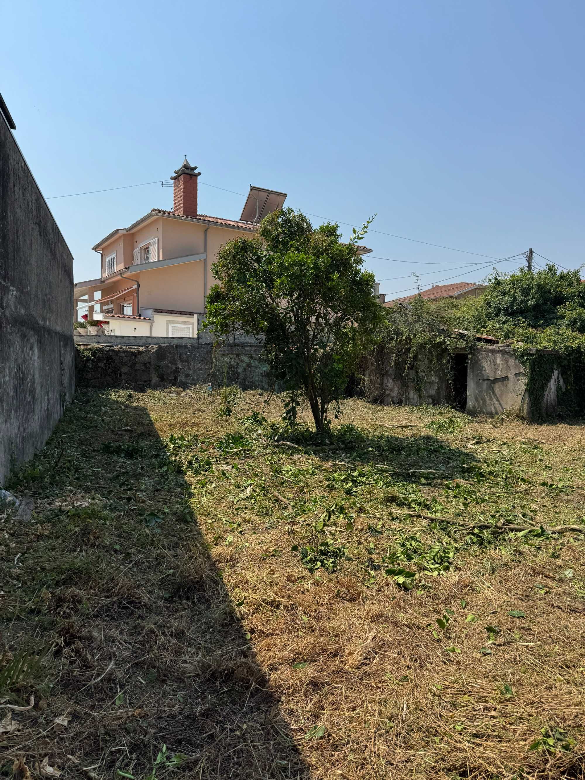 Terreno com 2 Casas em Ruínas – 4 min da A11 e 12 min a pé do comboio