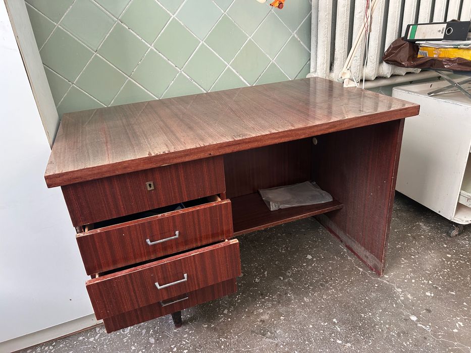 Офісна мебель різного фасони у гарному стані