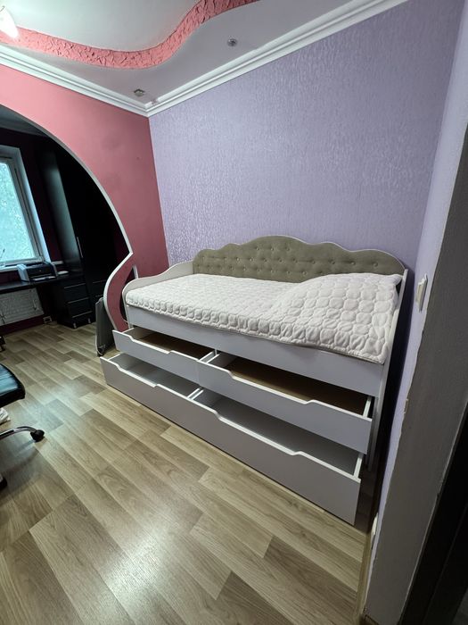Продам дитяче ліжко з вмісткими висувними шухлядами