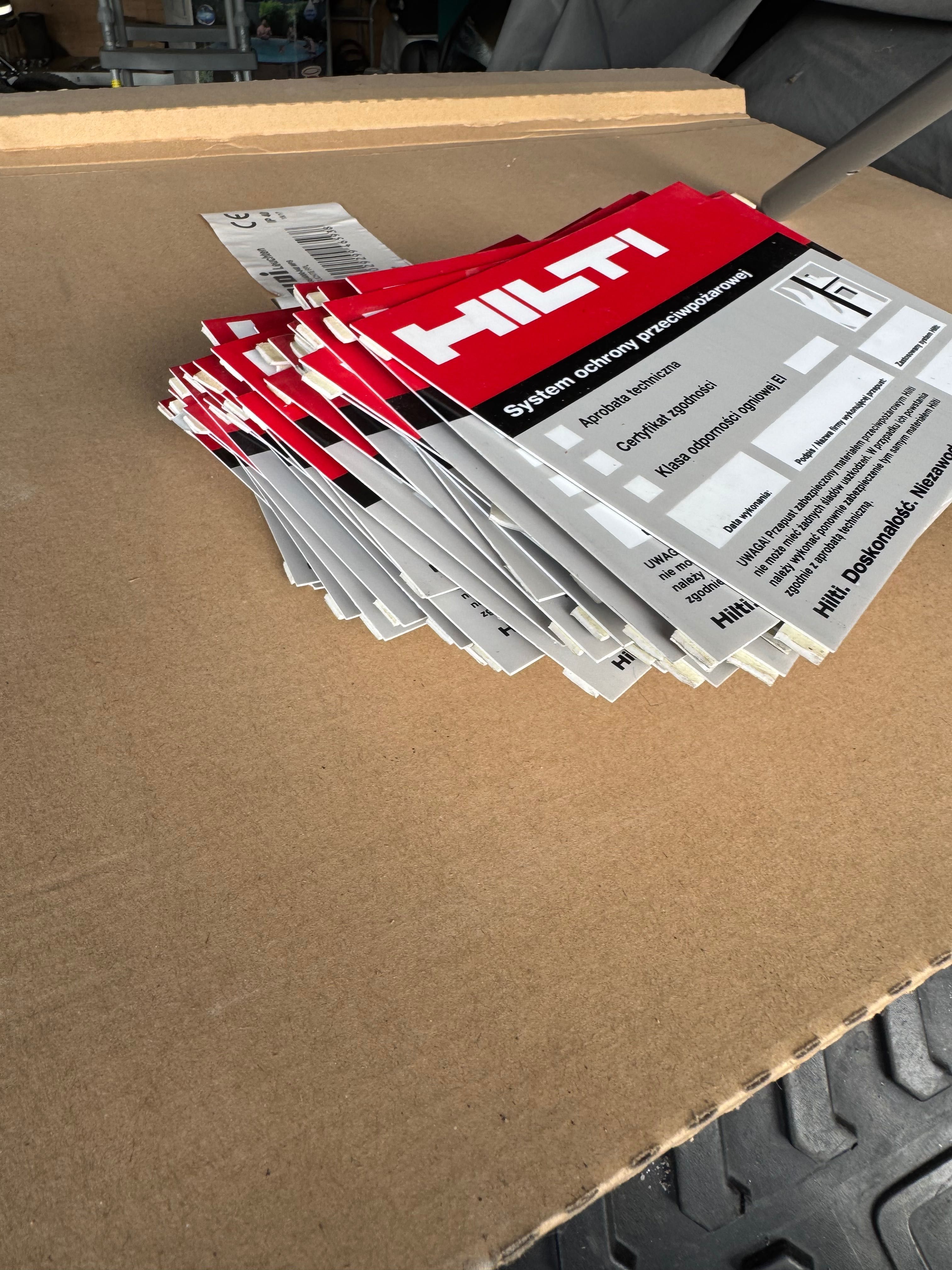 HILTI tabliczki na przejścia p. poż