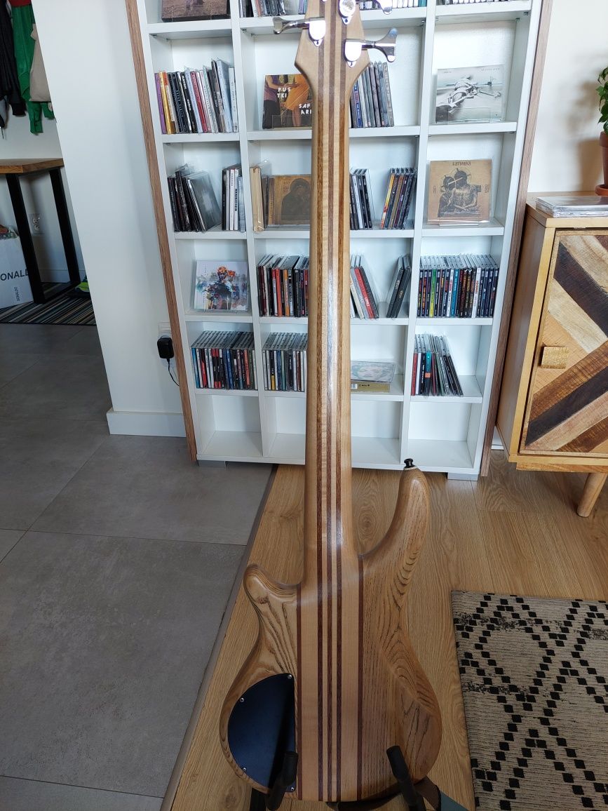 Bas fretless 5 strun