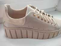 Beżowe sneakersy na platformie ze skóry naturalnej 36