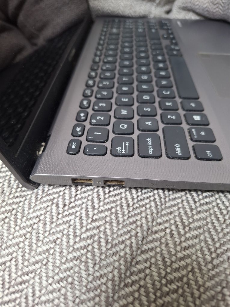 Laptop ASUS VivoBook Model: F512J Uszkodzony