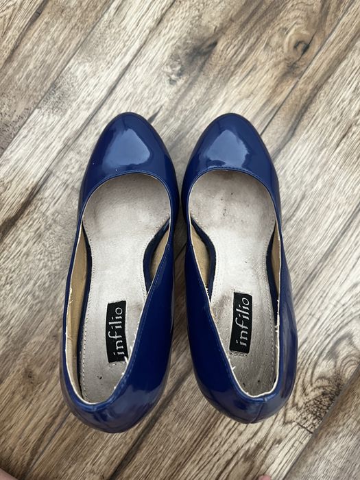 Niebieskie obcasy z czerwona podeszwą