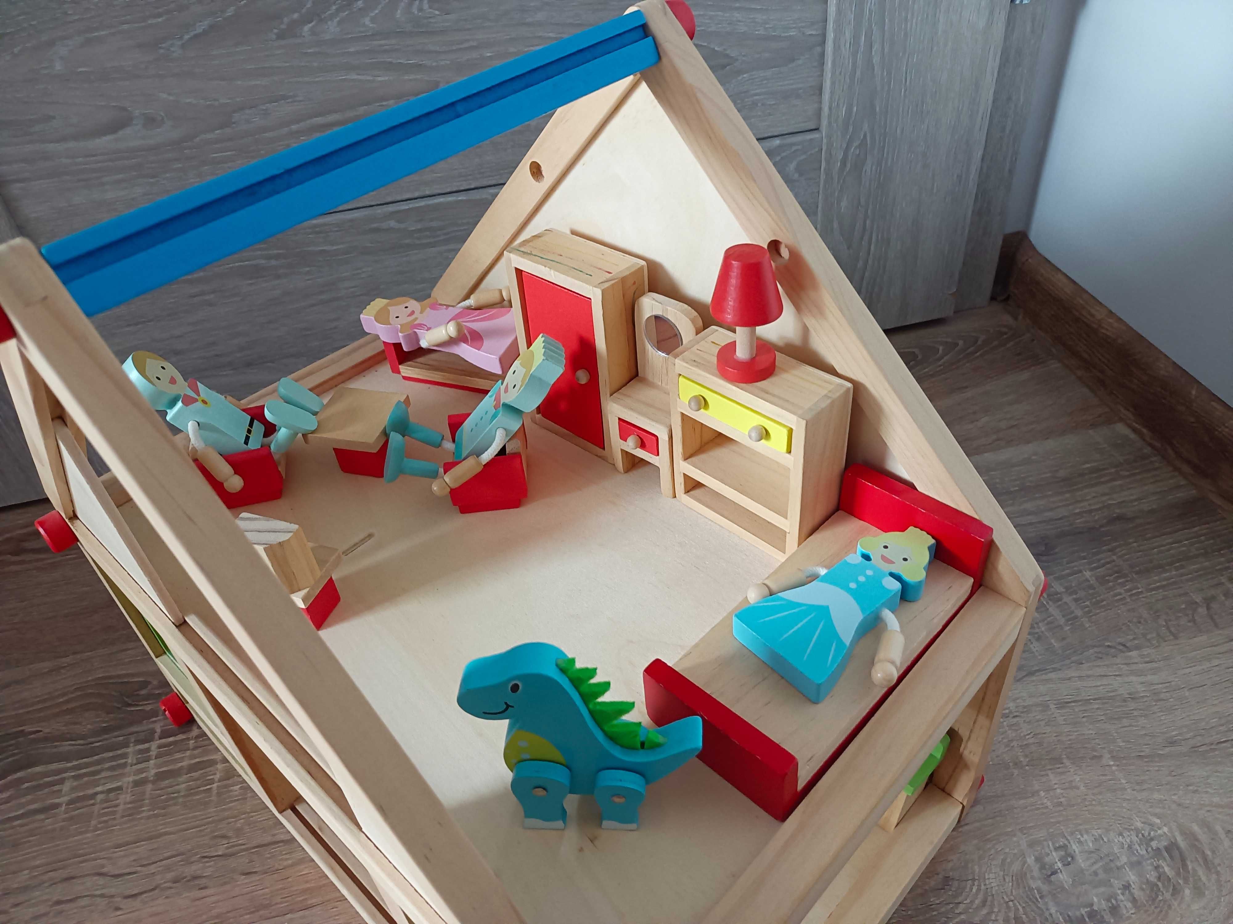 Drewniany mały domek dla lalek z akcesoriami