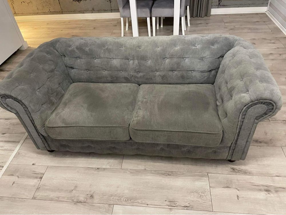 Szara sofa z funkcja spania