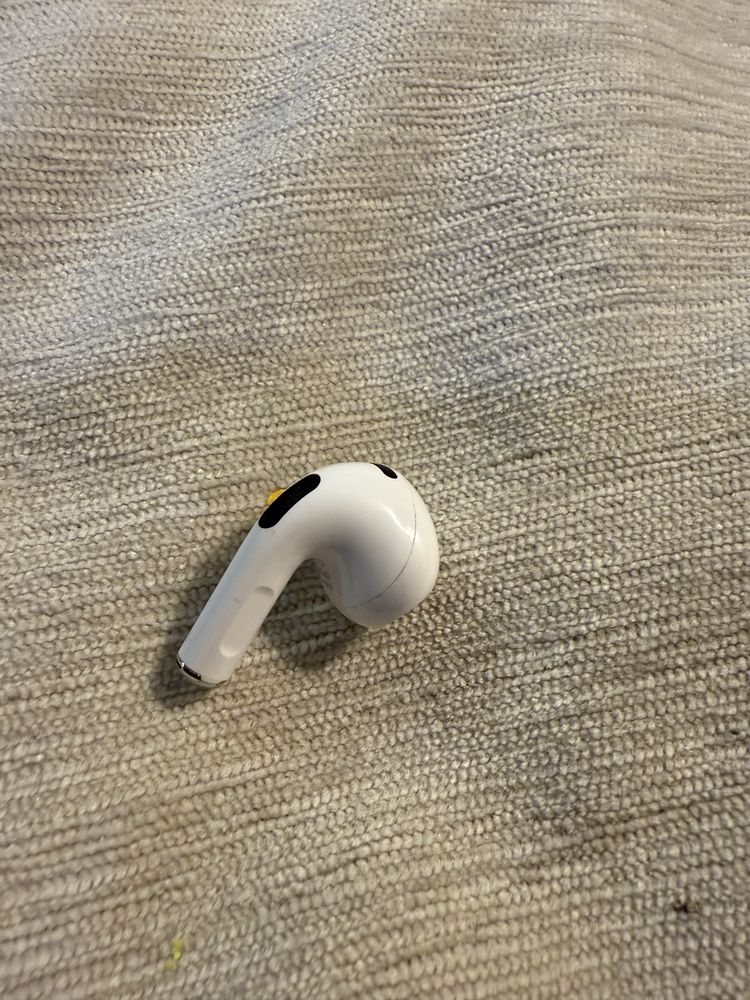 Продам один правий навушник airpods 3 a2564
