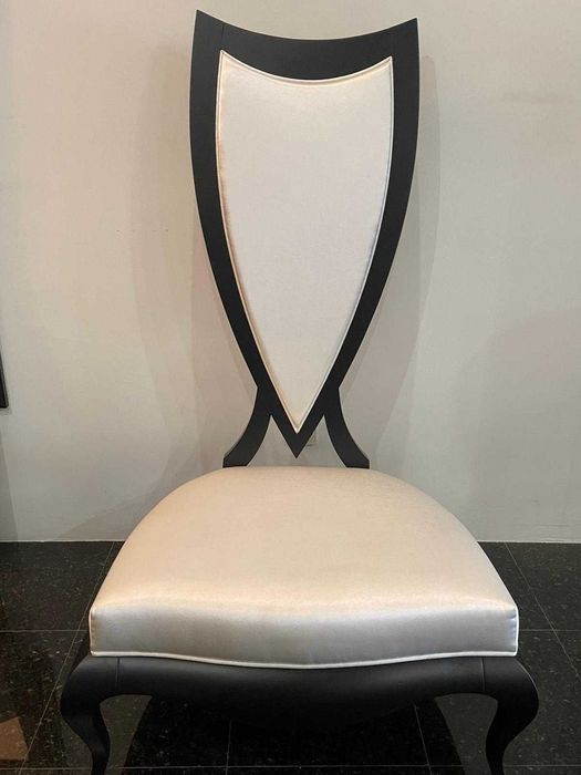 Cadeira de design moderno em preto e branco de exposição