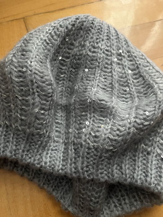Szary beret z ozdobna nitka i cekinami