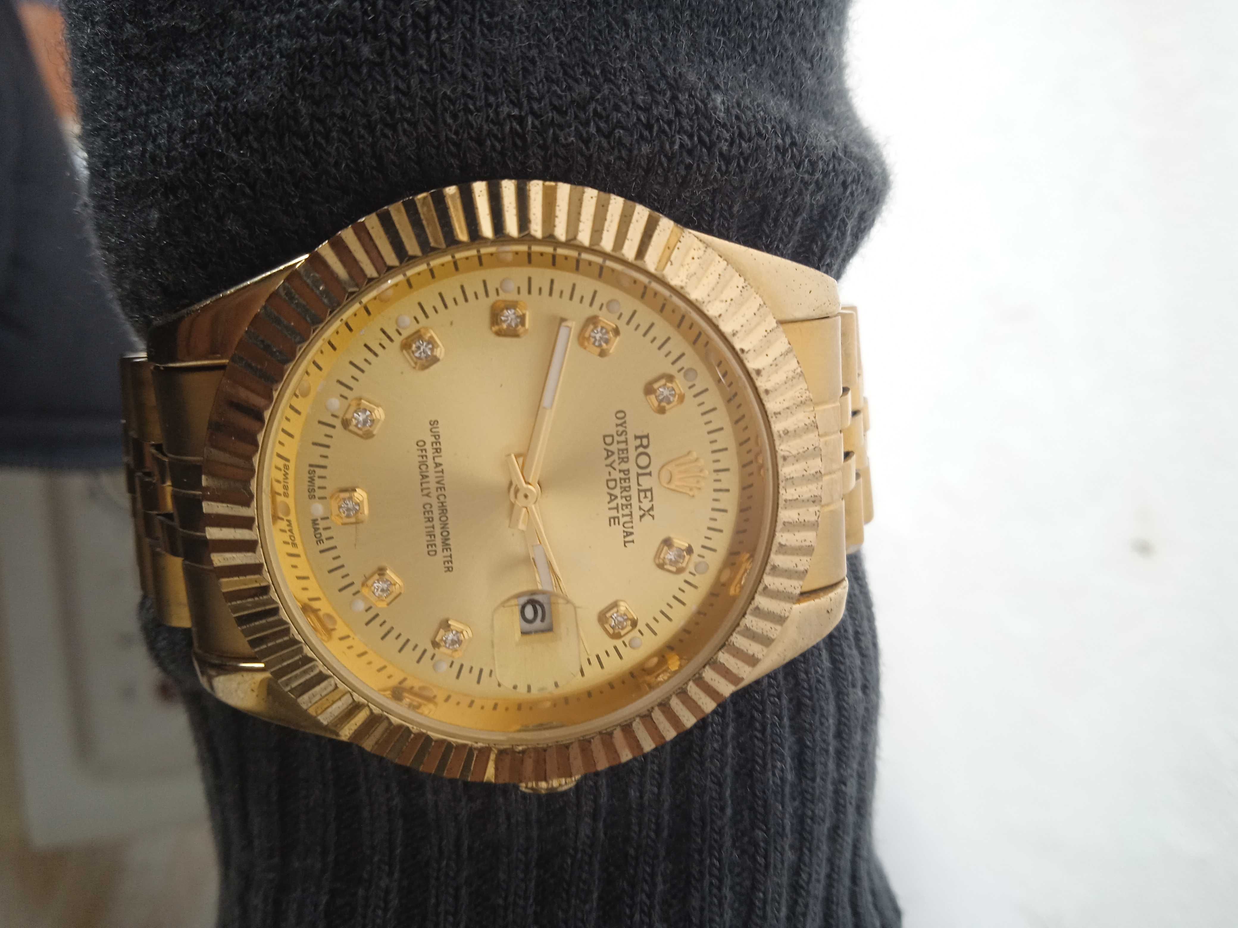 Vendo meu ]Relógio Rolex série Ouro para Homens. Não muda de cor.