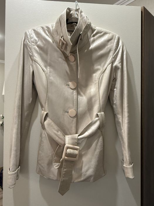 Шкіряна куртка з паском молочного кольору