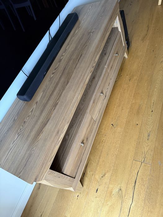 Szafka RTV Bergen 156 cm z 3 szufladami i półką modrzew sibiu złoty