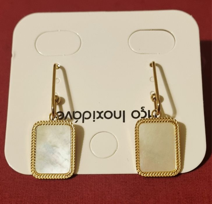 Brincos dourados, em aço, com madrepérola retangular.