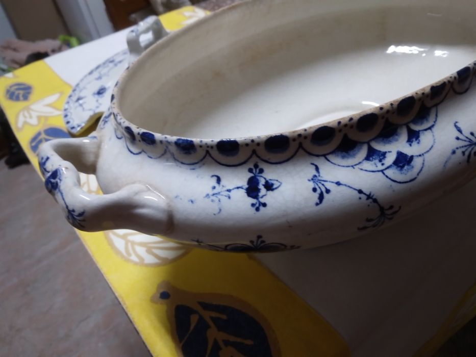 Terrina azul e branca anos 50 --mede 40cm