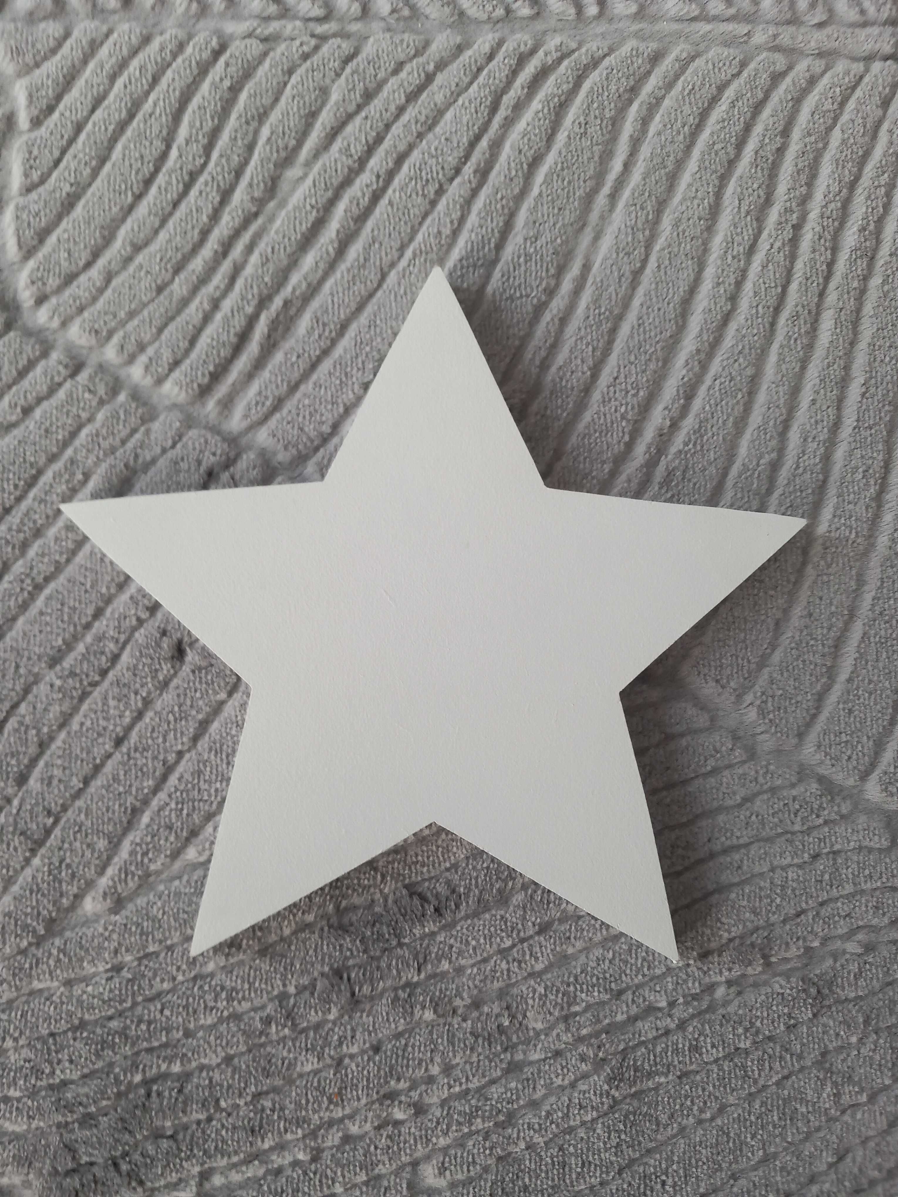 dekoracja - biała gwiazda wykonana z płyty mdf.
