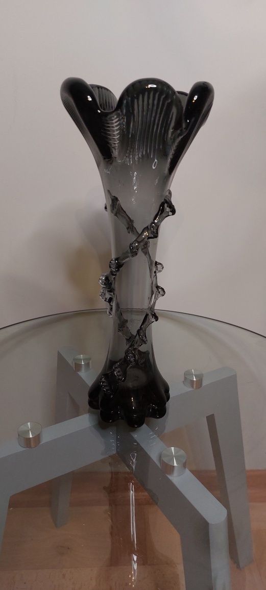 Zabytkowy stary wazon szkalny odcień czarnego