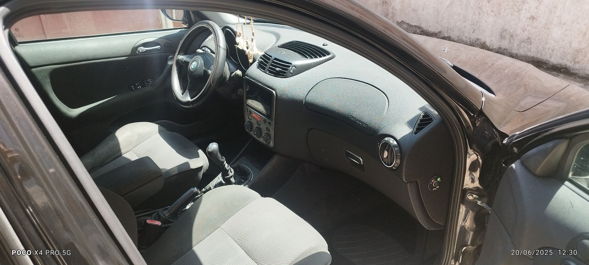 Vende-se Alfa Romeu a gás e  gasolina