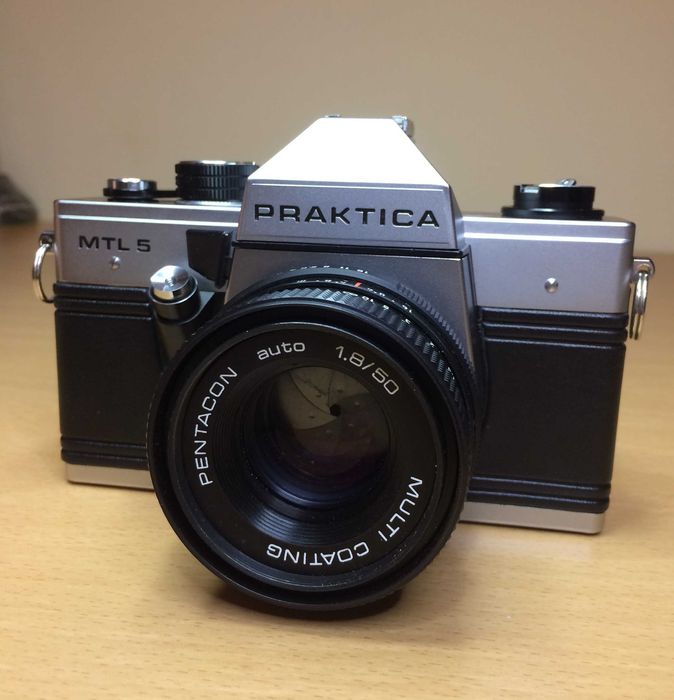 Elegante câmara vintage, modelo Praktica MTL5 de 35 mm