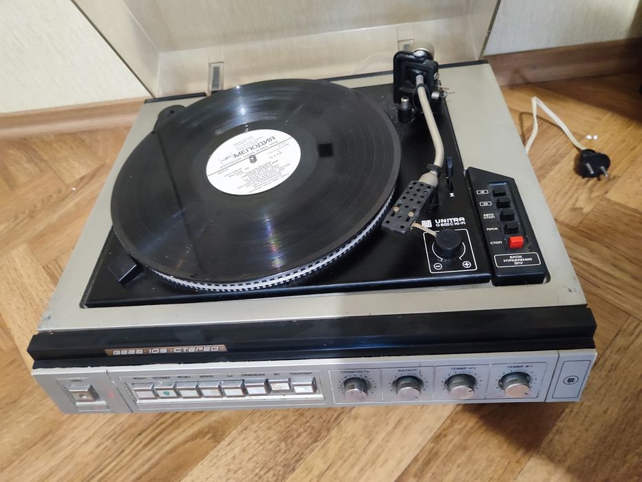 Вега 109 Стерео Програвач електрофон для пластинок