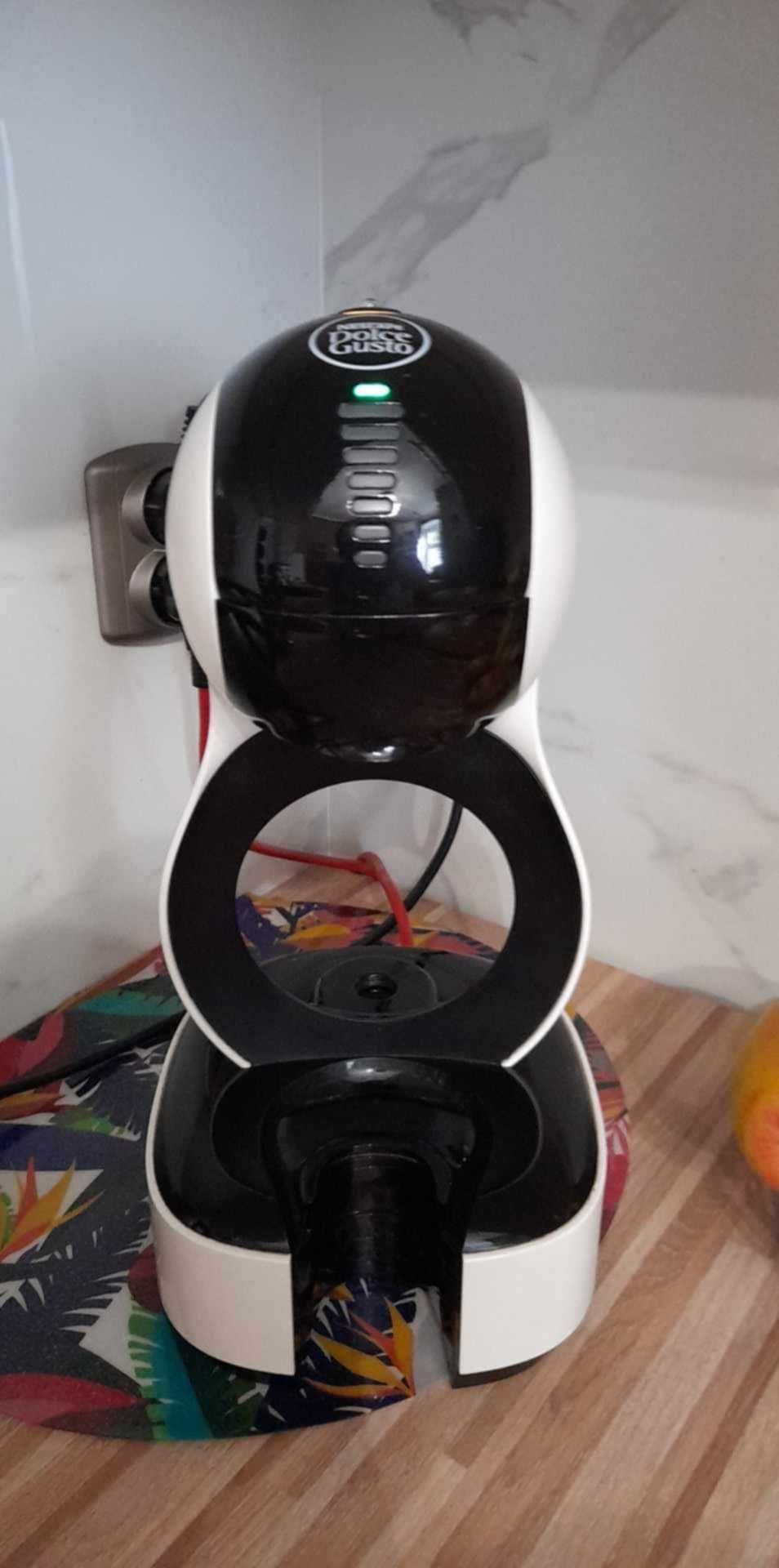 Ekspres kapsułkowy Dolce Gusto plus stojak do oryginalnych kapsułek.