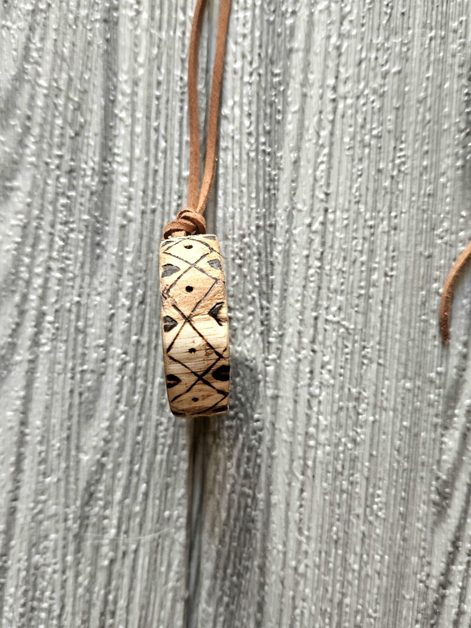 Wisiorek góry las drewniany dębowy amulet talizman eko skórzany rzemyk