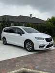 Chrysler Pacifica Hybrid 2024, jak nowy.