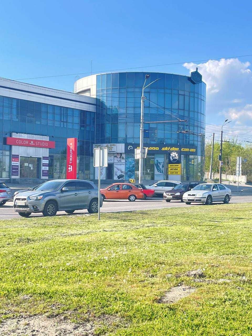 Оренда кабінету з панорамним видом наб. Перемоги поблизу Бартоломео