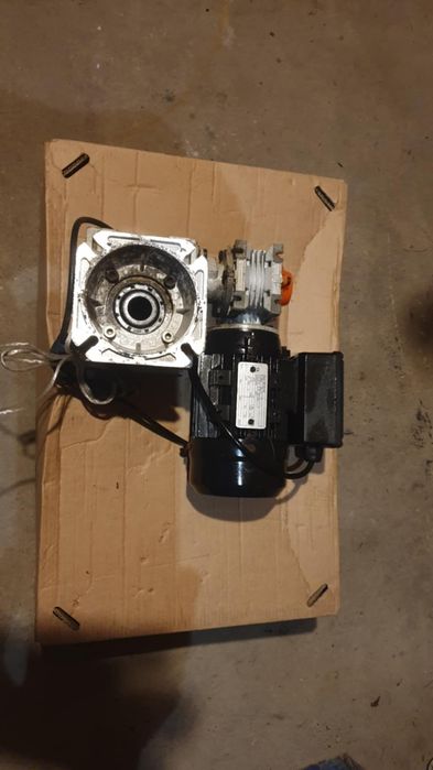 Motoreduktor do podajnika na ekogroszek