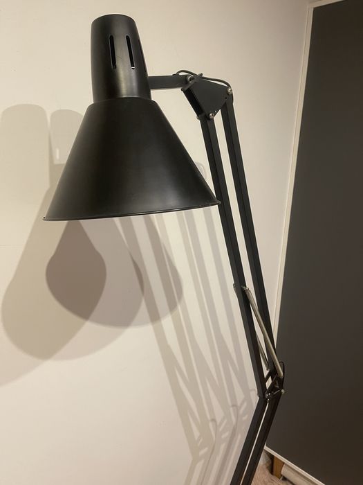 Solidna, stalowa, ciezka lampa stojaca czarna